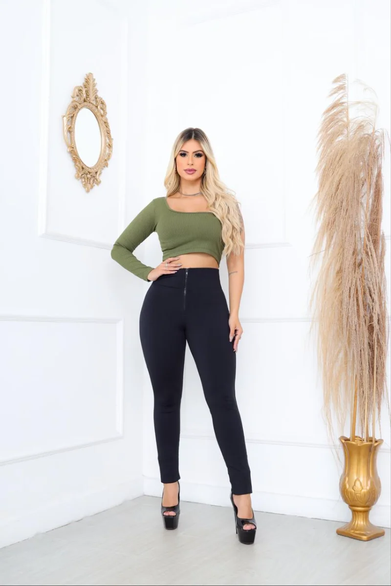 Calça Flanelada Preta de zíper Peluciada com bolso traseiro - 2